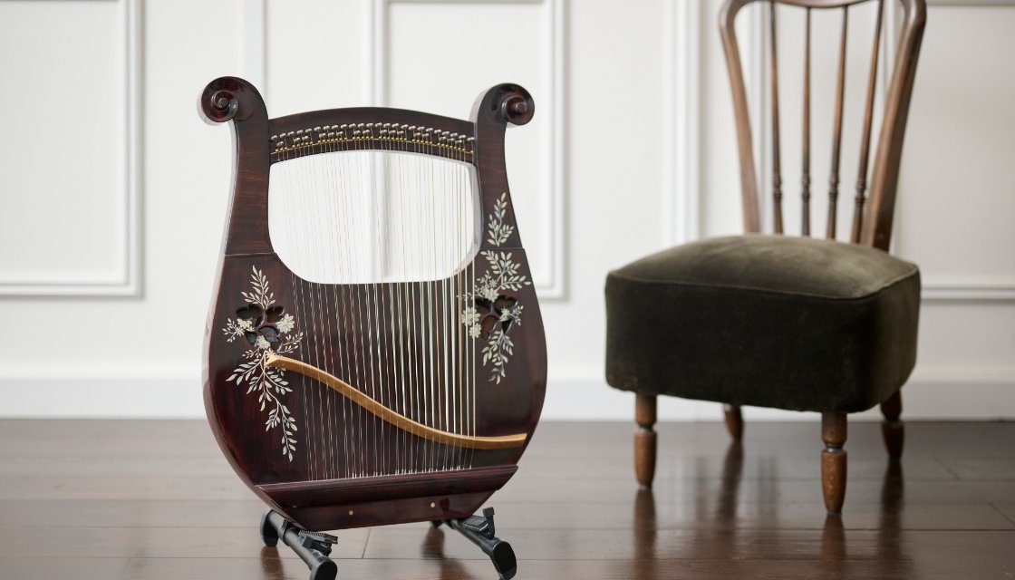 ライアーの写真。背景に椅子がある。