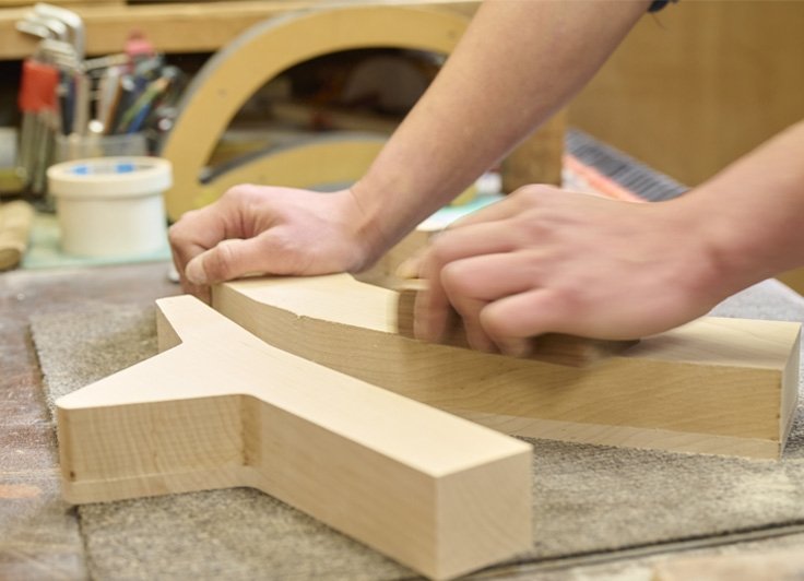 木材を素手で加工している写真