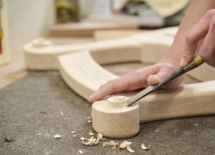 木材を金具で削っている写真