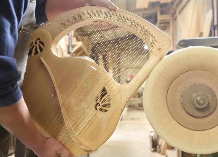 ライアーの側面を仕上げている写真