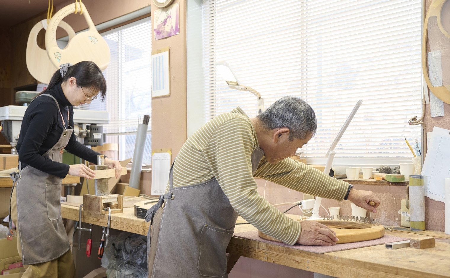 ライアーを手で製作している写真