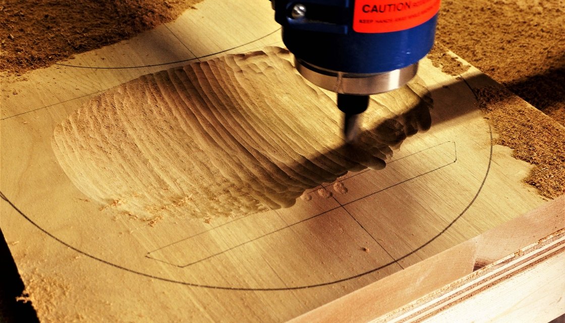 木材をカットしている写真