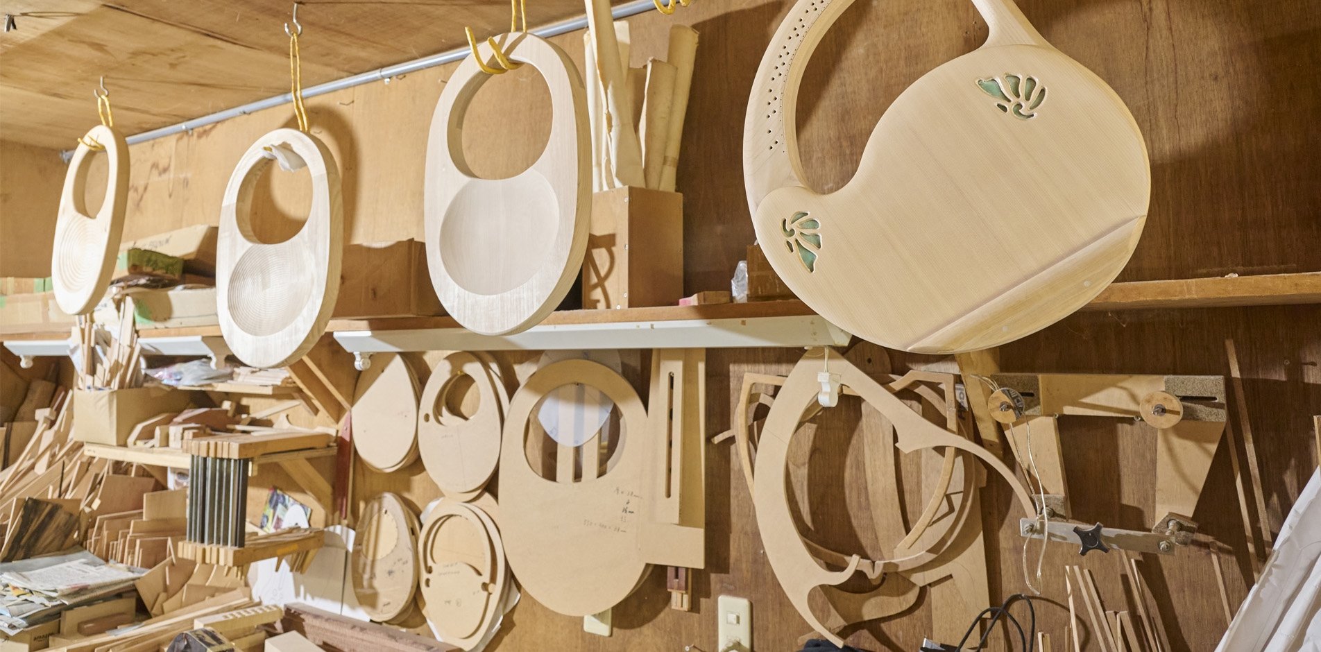 たくさんの製作中のライアーの写真