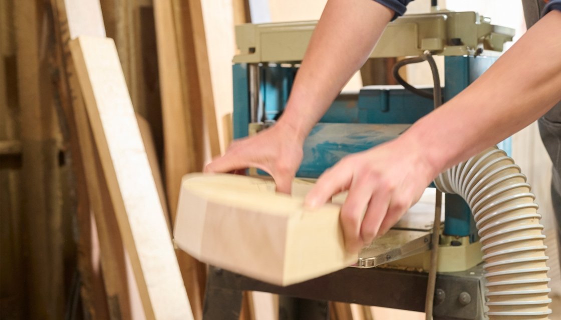 木材を手入れしている写真