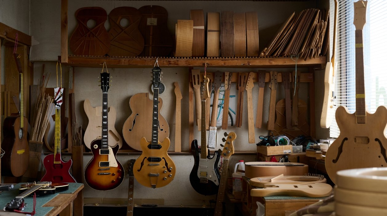 ギターが並んでいる写真