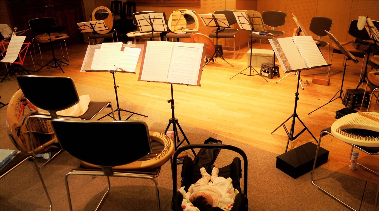 たくさんの譜面台と椅子が並んでいる写真