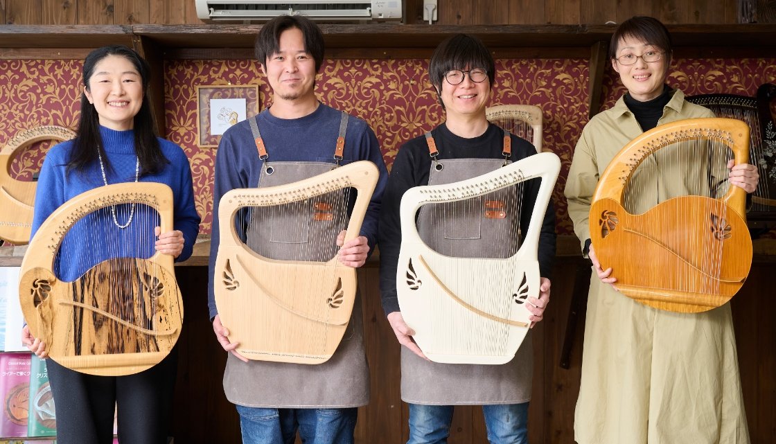 4名の講師がライアーを持っている集合写真