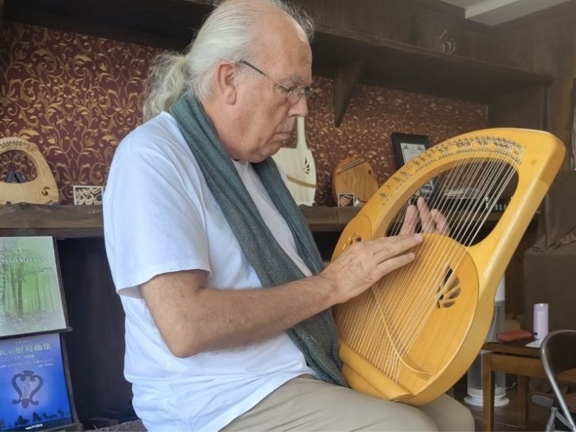 ジョン・ビリングさんがライアーを演奏している写真